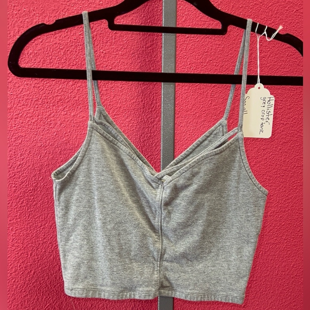 Hollister Light Gray V‑Seam Spaghetti Strap Crop Top